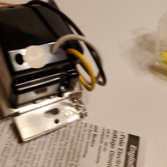 Lutron Dimmer DVELV-300P-WH, 300w New open box - Picture 5 of 8